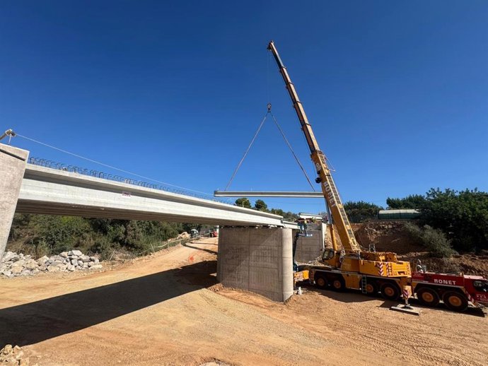 La Generalitat avança en la fase final de la reconstrucció del Pont del Sabater de Picassent amb la instal·lació de les bigues de l'estructura