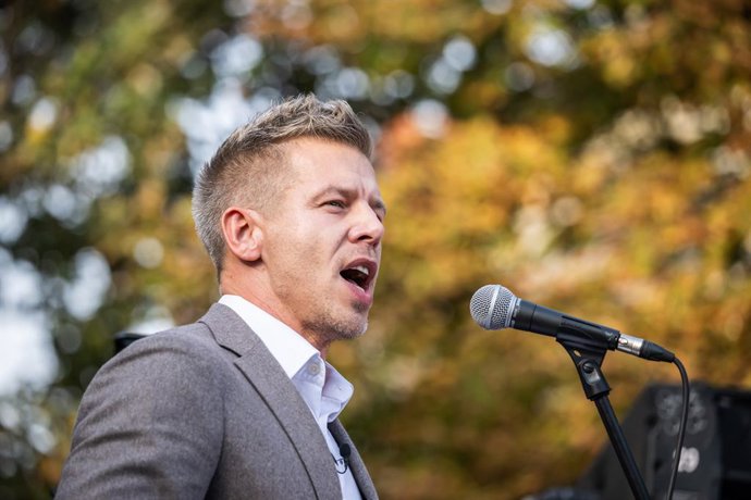 Archivo - 23 October 2024, Hungary, Budapest: Peter Magyar (C), leader of the Hungarian Respect and Freedom Party (TISZA), delivers a speech during a demonstration to mark the 68th anniversary of the 1956 Hungarian uprising. Photo: Marton Monus/dpa
