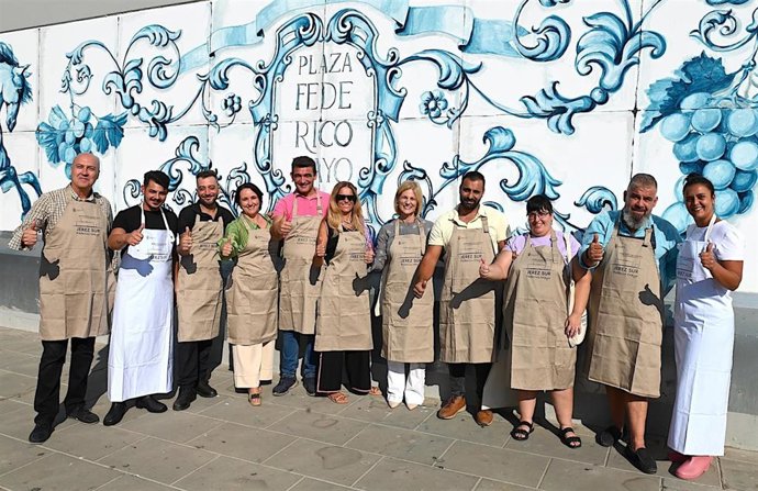 La alcaldesa de Jerez, María José García-Pelayo, en la foto de familia de la inauguración del Mercado de Federico Mayo, en la zona sur de la ciudad.
