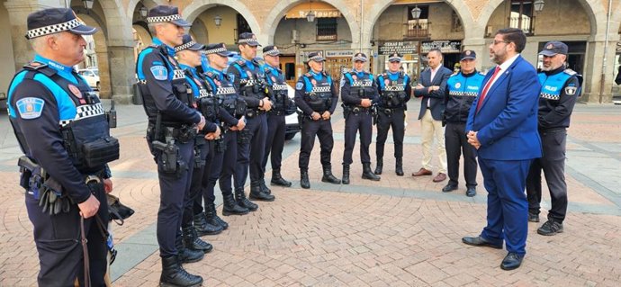 Unidad Especial de Seguridad Ciudadana de la Policía Local de Ávila y su perro adiestrado, Kira.