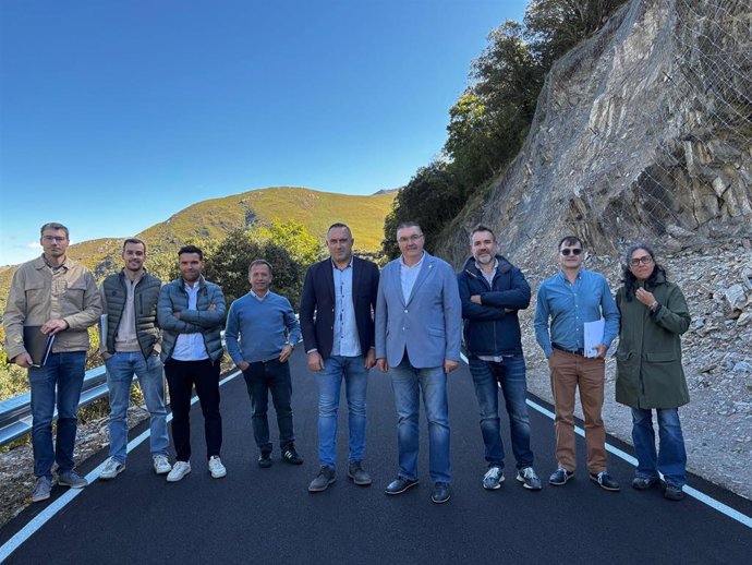 El vicepresidente primero de la Diputación de León y responsable del área de Infraestructuras, Roberto Aller (cuarto por la derecha), en la LE-6226, donde se han llevado a cabo las obras.