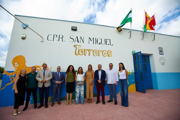 La consejera de Desarrollo Educativo y Formación Profesional de la Junta de Andalucía, María del Carmen Castillo, durante su visita al CPR San Miguel de Terreros, en Pulpí (Almería).