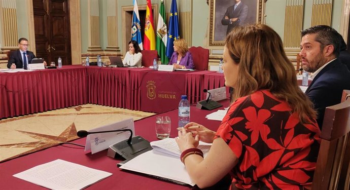 Archivo - Pleno del Ayuntamiento de Huelva.