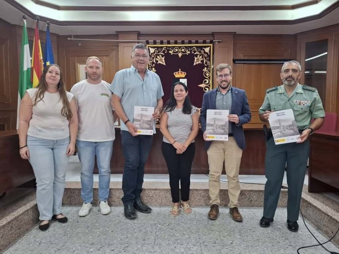 El subdelegado del Gobierno, Francisco Toscano, y el alcalde de Lantejuela, Juan Lora Martín, con representantes de las Fuerzas y Cuerpos de Seguridad del Estado y autoridades locales tras la adhesión del municipio al sistema VioGén.
