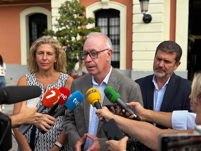 El concejal del PP en el Ayuntamiento de Murcia Antonio Navarro ofrece declaraciones a los medios de comunicación