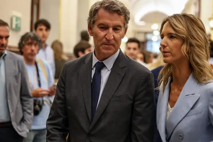 El presidente del PP, Alberto Núñez Feijóo y la diputada del PP Cayetana Álvarez de Toledo en el Congreso de los Diputados. - Ananda Manjón -