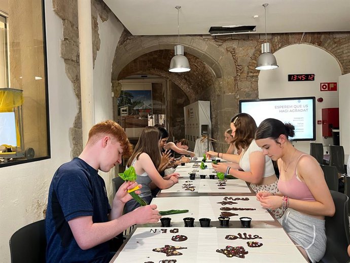 Participants en un taller del museu