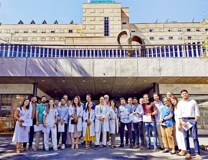 Grupo de MIR a los que se ha homenajeado junto a equipo directivo asistencial, tutores y responsables docentes.