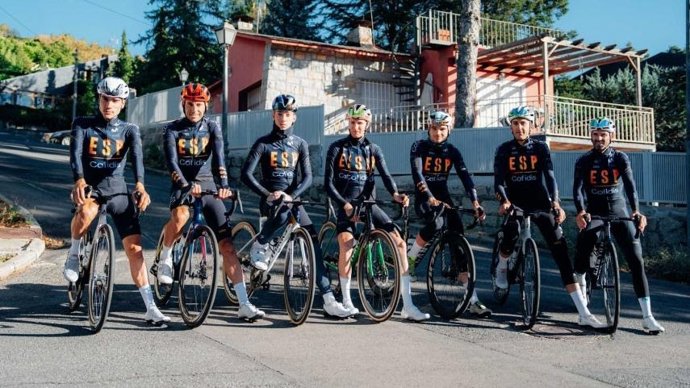 La Selección Española élite masculina de carretera, compuesta por Juan Ayuso, Roger Adriá, Marc Soler, Carlos Verona, Carlos Canal y Abel Balderstone, durante la concentración en Navacerrada.
