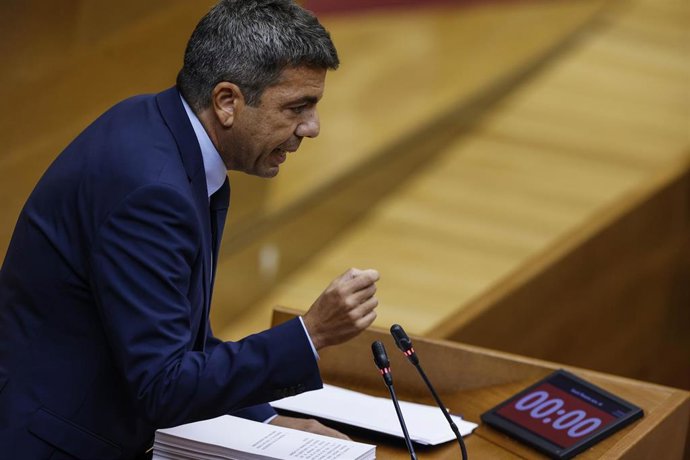 El presidente de la Generalitat valenciana, Carlos Mazón, interviene durante el Debate de Política General, en les Corts Valencianes, a 23 de septiembre de 2025, en Valencia