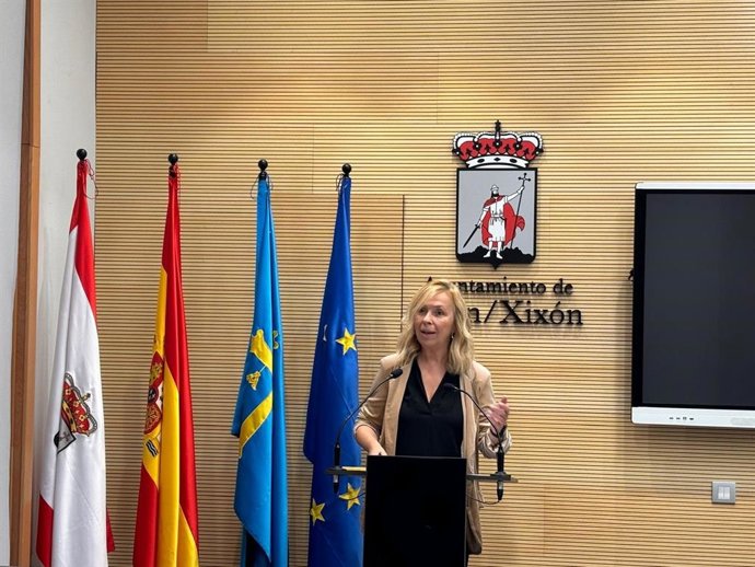 La portavoz de Vox en Gijón, Sara Álvarez Rouco, en rueda de prensa en el Consistorio gijonés.