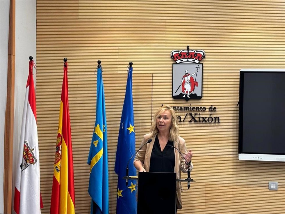 La portavoz de Vox en Gijón, Sara Álvarez Rouco, en rueda de prensa en el Consistorio gijonés.