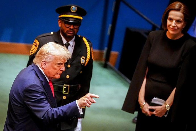 23 de setembro de 2025, EUA, Nova York: O presidente dos EUA, Donald Trump, sai após fazer seu discurso no Debate Geral da Assembleia Geral da ONU. Espera-se que mais de 140 chefes de Estado e de governo participem do maior evento diplomático do mundo dur