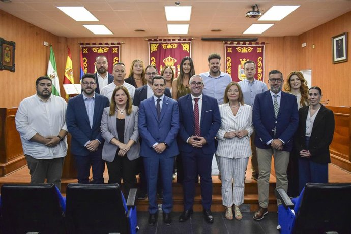 El presidente de la Junta, Juanma Moreno, en su visita al ayuntamiento de Los Palacios.