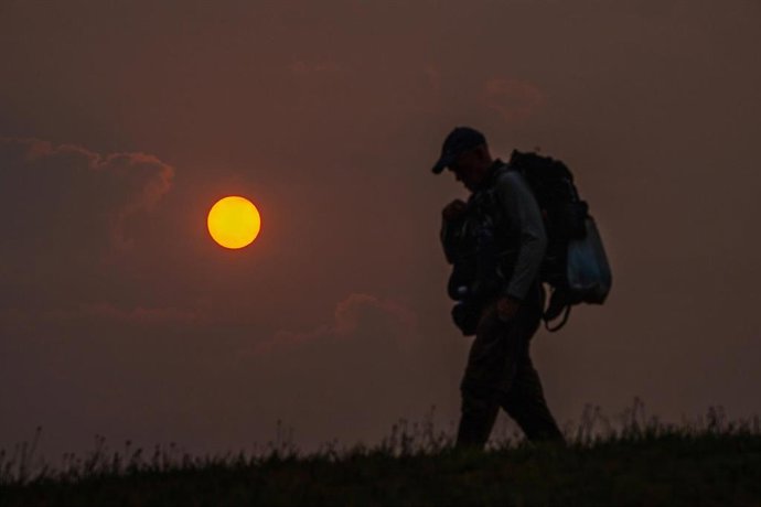 Archivo - Un peregrino camina durante la salida del sol en el Monte do Gozo, a 19 de septiembre de 2024, en Santiago de Compostela, A Coruña, Galicia.