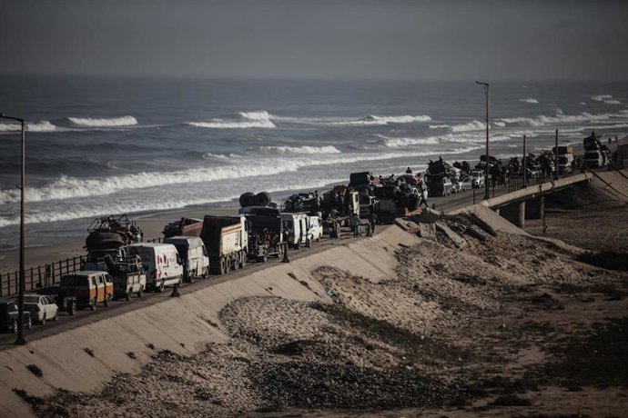 Fila de vehículos que se desplazan hacia el sur en la Franja de Gaza