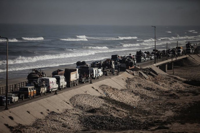20 de setembro de 2025, Territórios Palestinos, Nusairat: Palestinos deslocados fogem da Cidade de Gaza, a pé e em veículos, carregando seus pertences ao longo da estrada costeira em Nuseirat, em direção ao sul da Faixa de Gaza. Foto: Moiz Salhi/APA Image