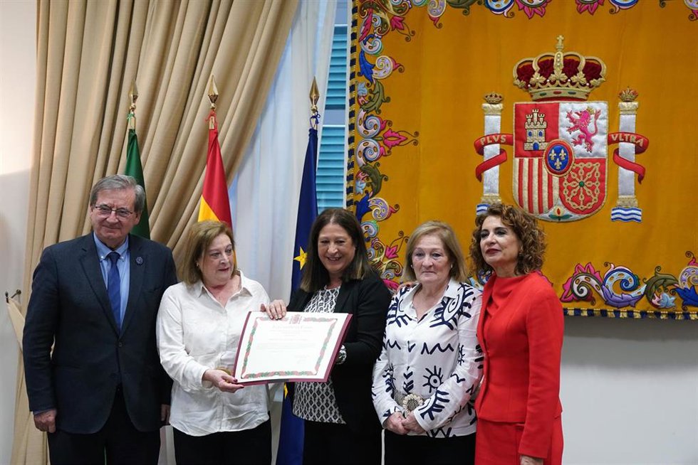 Archivo - La vicepresidenta del Gobierno, María Jesús Montero, y el secretario de Estado de Memoria Democrática, Fernando Martínez, junto a Dolores, Francisca y Purificación, las hermanas de Manuel José García Caparrós. (Foto de archivo).