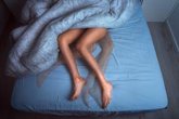 Foto: Hasta un 60% de las personas con síndrome de piernas inquietas presenta dificultades para sentarse o relajarse