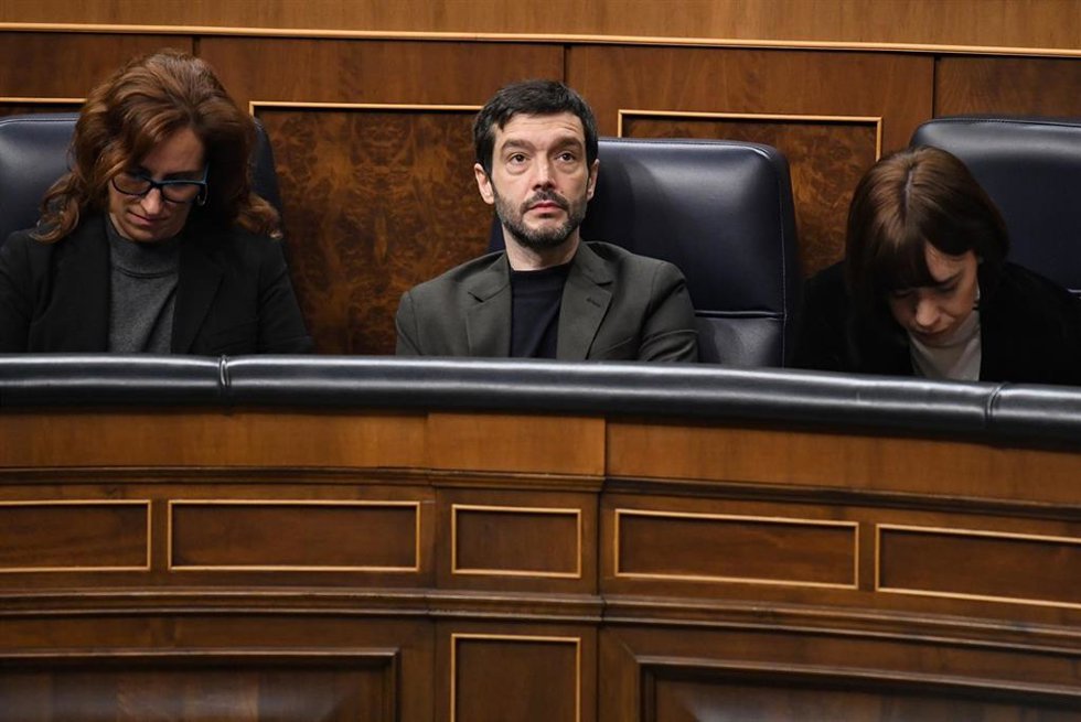 Archivo - El ministro de Derechos Sociales, Consumo y Agenda 2030, Pablo Bustinduy, durante un pleno en el Congreso de los Diputados, a 13 de noviembre de 2024, en Madrid (España).