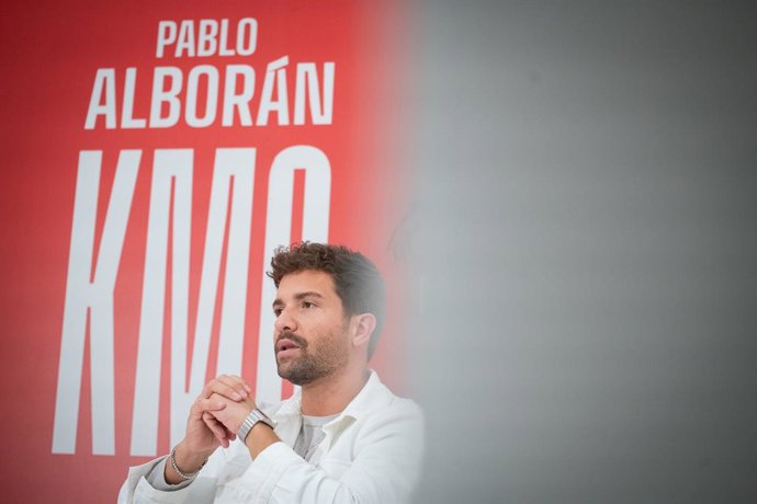 El cantante Pablo Alborán durante una entrevista en la Casa Real de Correos, a 23 de septiembre de 2025, en Madrid (España). Pablo Alborán lanzará el 7 de noviembre el disco "KM 0". Hoy tiene lugar un showcase especial en la Puerta del Sol de Madrid y se 