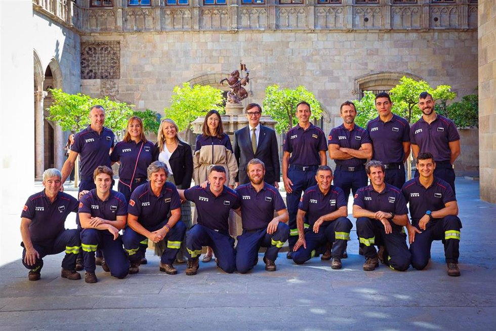 El presidente de la Generalitat, Salvador Illa, y la consellera de Interior y Seguridad Pública, Núria Parlon, con una representación del equipo de Bombers de la Generalitat que ayudó en las tareas de extinción en el incendio forestal de Jarilla.