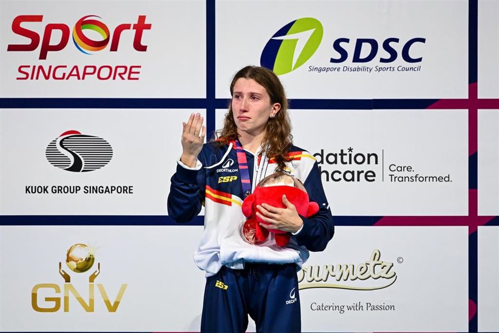 La nadadora española Nahia Zudaire con su medalla de bronce de los 100 braza SB7 de los Mundiales de 2025
