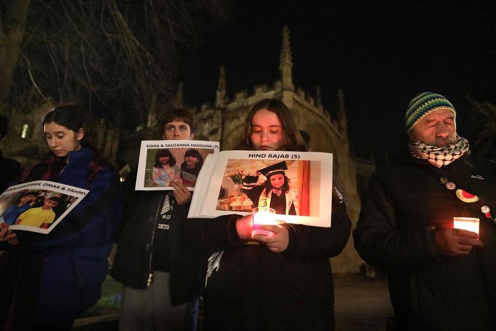 Archivo - 29 January 2025, United Kingdom, Cambridge: Supporters gather to remember Hind Rajab and other children killed in Gaza by holding up signs with their pictures on them outside Trinity College. Pro-Palestinian supporters held a vigil for 5-year-