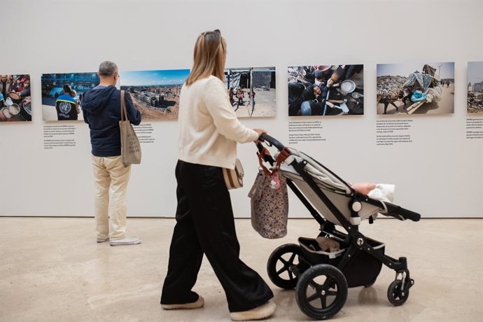 Varias personas ven las fotografías expuestas, tras la presentación de la exposición ‘Gaza a través de sus ojos’, en el Museo Thyssen-Bornemisza, a 23 de septiembre de 2025, en Madrid (España). La muestra está formada por 27 fotografías tomadas por fotope
