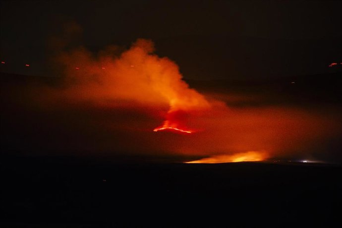 Archivo - Vista de un incendio en Herradón de Pinares, en Ojos-Albos, Ávila.