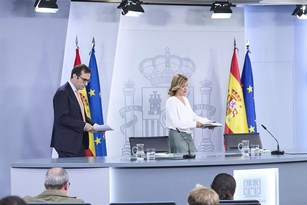 El miistro de Economía, Comercio y Empresa, Carlos Cuerpo y la ministra de Educación, Formación Profesional y Deportes y portavoz del Gobienrno, Pilar Alegría, a su llegada a una rueda de prensa tras el Consejo de Ministros, en el Palacio de la Moncloa,