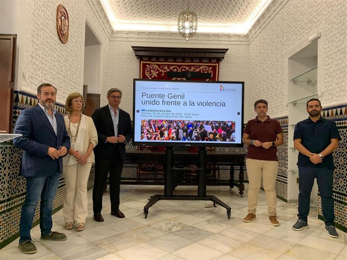 Presentación de la declaración institucional bajo el lema 'Puente Genil unido frente a la violencia'.