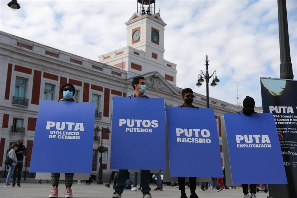 Archivo - Varias personas visten con un cartel propio de la performance de la campaña '¿Puta yo?' de la ONG Médicos del Mundo en la Puerta del Sol, a 23 de septiembre de 2021, en Madrid, (España).