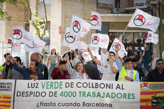 Varias personas durante una concentración convocada por el Sindicato Libre de Transporte (STL) y Unauto VTC ante la Consellería de Territorio de la Generalitat.