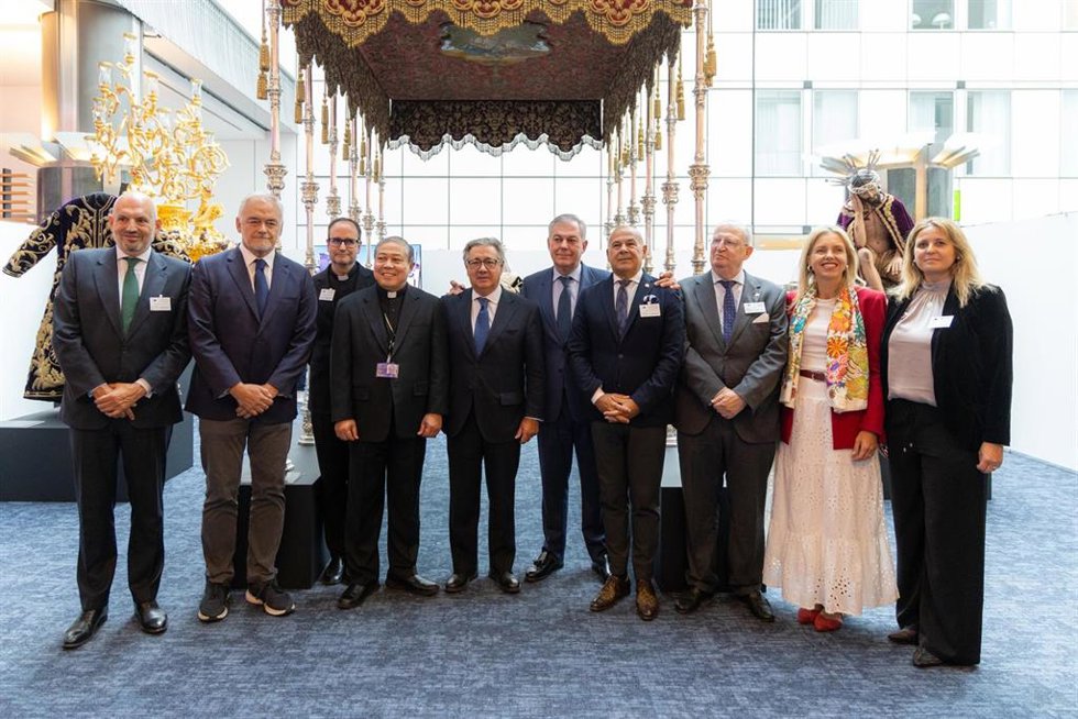 El alcalde de Sevilla, José Luis Sanz, ha inaugurado en Bruselas una exposición del arte sacro sevillano.