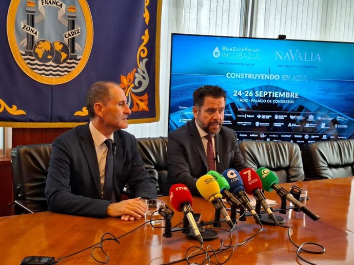 El delegado del Estado en la Zona Franca de Cádiz, Fran González, y el CEO de Navalia, Javier Arnau, presentando el Blue Zone Forum Navalia Meeting 2025