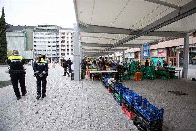 Archivo - Agentes de la Policía local patrullan entre los puestos del Mercado de Santa Bárbara