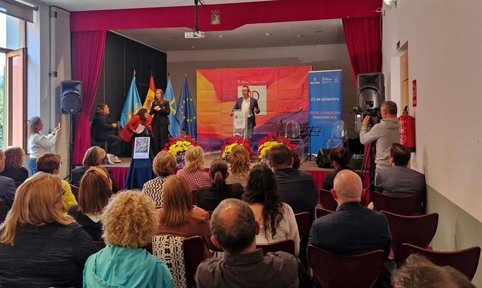 El consejero de Ordenación de Territorio, Urbanismo, Vivienda y Derechos Ciudadanos, Ovidio Zapico, interviene en el acto institucional del Día de la Memoria Democrática del Principado de Asturias que hoy se ha celebrado en la casa de cultura de Arriond