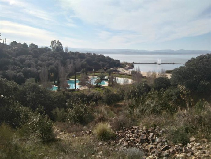 Archivo - Instalaciones del complejo Isla de Valdecañas en la provincia de Cáceres en una imagen de archivo