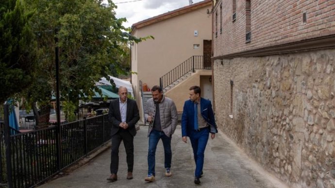 El consejero de Política Local, Daniel Osés, junto al alcalde de Villalobar de Rioja, Álvaro Tecedor, y al director general de Política Local, Óscar León