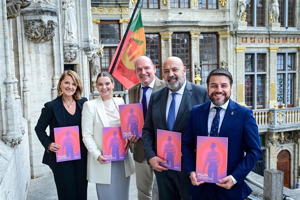 El alcalde de Palma, Jaime Martínez, se reúne con el alcalde de Bruselas, Phllippe Close, acompañado de la presidenta del Govern, Marga Prohens, la eurodiputada Rosa Estars y el regidor de Cultura del Ayuntamiento de Palma, Javier Bonet