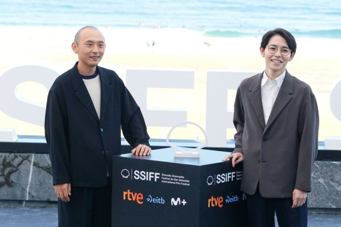 Yutaro Seki y Kentaro Hirase posan junto al logo del Festival de San Sebastián.