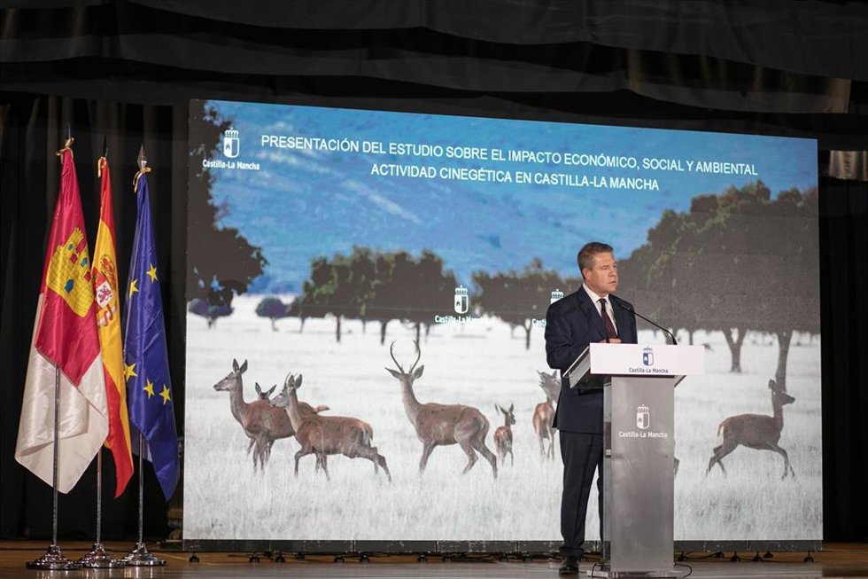 El presidente de Castilla-La Mancha, Emiliano García-Page, asiste en San Pablo de los Montes (Toledo), a la presentación del Estudio de impacto económico, social y ambiental de la actividad cinegética de Castilla-La Mancha.