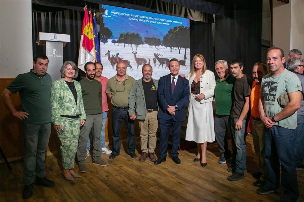 El presidente de Castilla-La Mancha, Emiliano García-Page, asiste en San Pablo de los Montes (Toledo), a la presentación del Estudio de impacto económico, social y ambiental de la actividad cinegética de Castilla-La Mancha.
