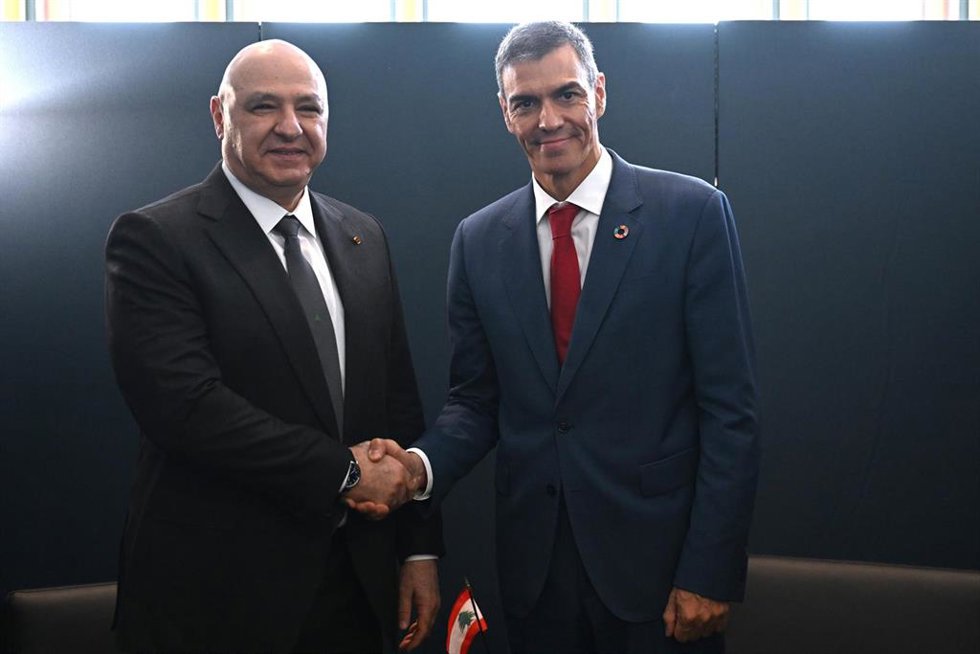 El presidente del Gobierno, Pedro Sánchez (d), se reúne con el presidente del líbano, Joseph Khalil Aoun (i), durante la sesión de apertura del Debate General del 80 período de sesiones de la Asamblea General de Naciones Unidas, a 23 de septiembre de 2