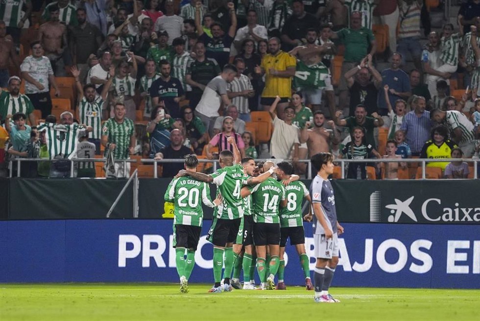Los jugadores del Betis celebran un gol ante la Real Sociedad en LaLiga EA Sports 25-26