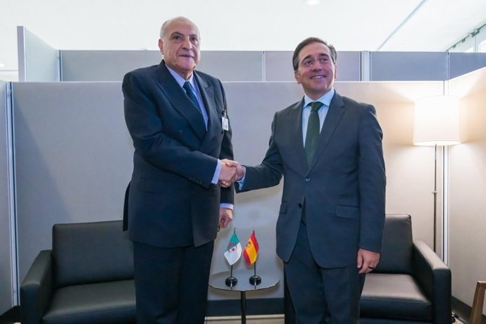 El ministro de Asuntos Exteriores, Unión Europea y Cooperación, José Manuel Albares, se reúne con su homólogo de Argelia, Ahmed Attaf, en los márgenes de la Asamblea General de la ONU