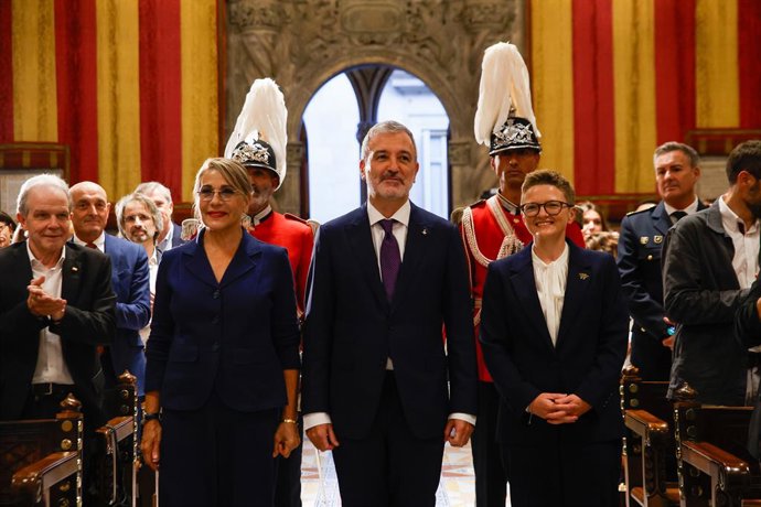 L'actriu Emma Vilarasau, l'alcalde de Barcelona, Jaume Collboni, i l'alcaldessa de Manchester, Bev Craig
