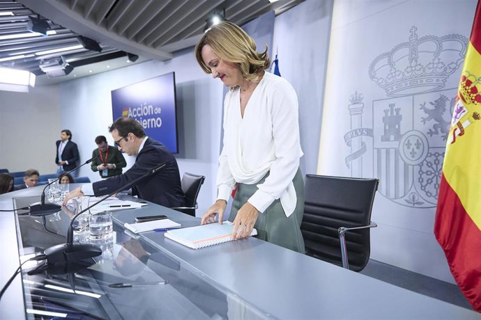El miistro de Economía, Comercio y Empresa, Carlos Cuerpo y la ministra de Educación, Formación Profesional y Deportes y portavoz del Gobierno, Pilar Alegría.
