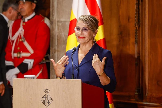 La actriz Emma Vilarasau pronuncia el pregón de La Mercè de Barcelona 2025 en el Saló de Cent del Ayuntamiento.